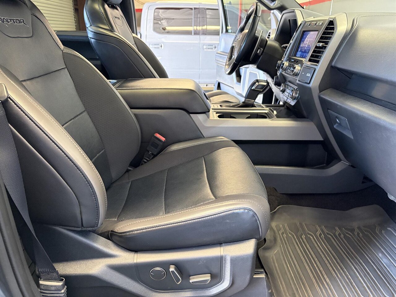 2019 Ford F-150 Raptor One Owner Low Miles! - Photo 29 - Victorville, CA 92392