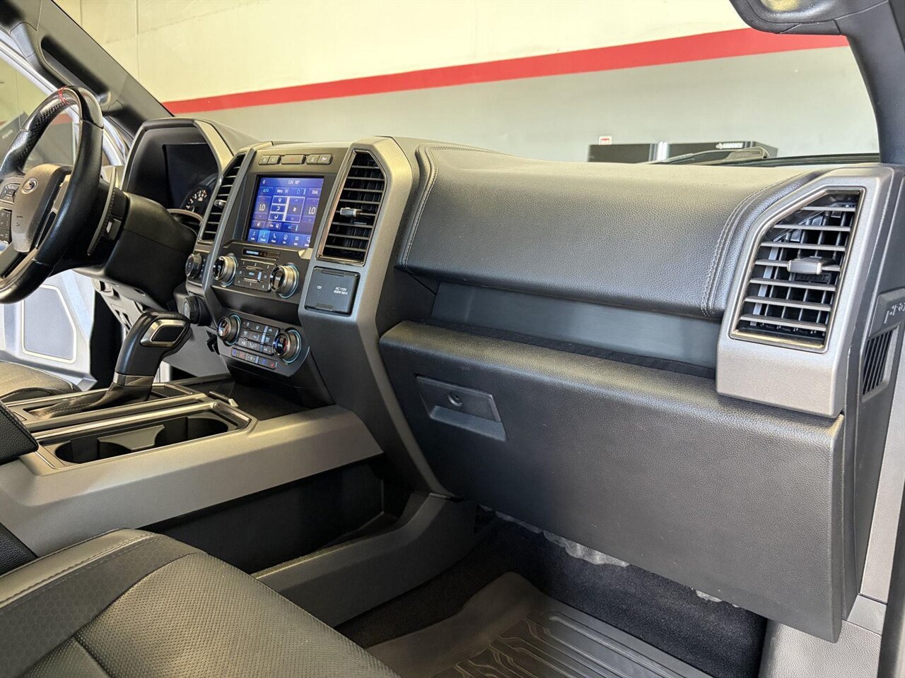 2019 Ford F-150 Raptor One Owner Low Miles! - Photo 30 - Victorville, CA 92392