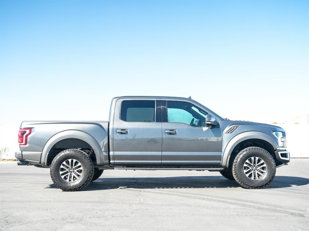 2019 Ford F-150 Raptor  One Owner Low Miles! - Photo 4 - Victorville, CA 92392
