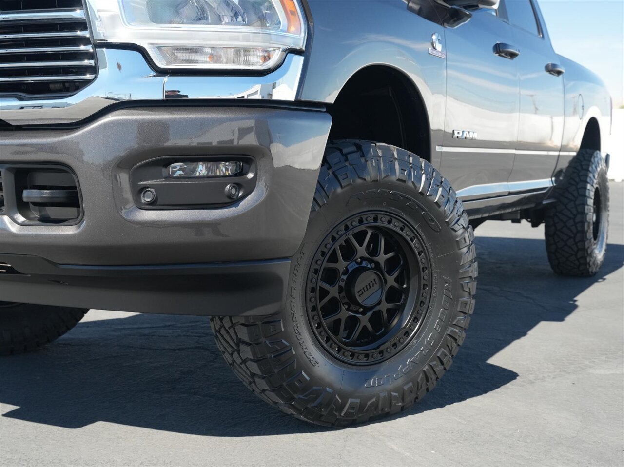 2024 RAM 2500 Laramie  Level Kit - KMC Wheels - Nitto Tires - Photo 3 - Victorville, CA 92392
