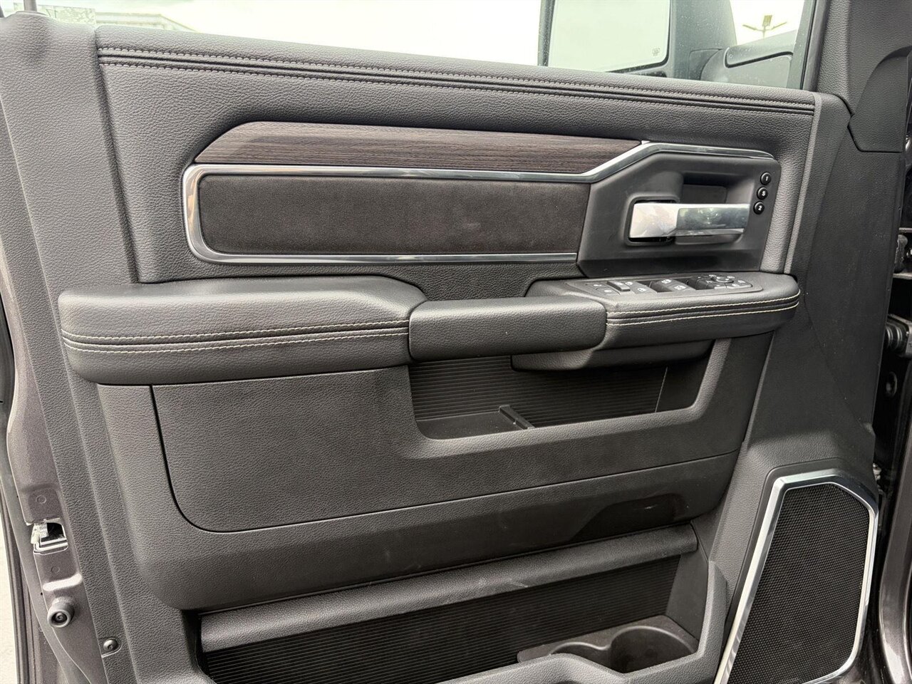 2026 RAM 2500 Laramie   - Photo 14 - Victorville, CA 92392