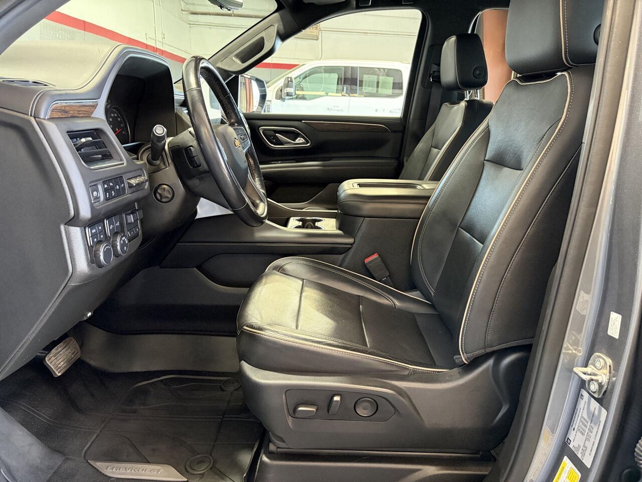 2021 Chevrolet Tahoe Premier   - Photo 2 - Victorville, CA 92392