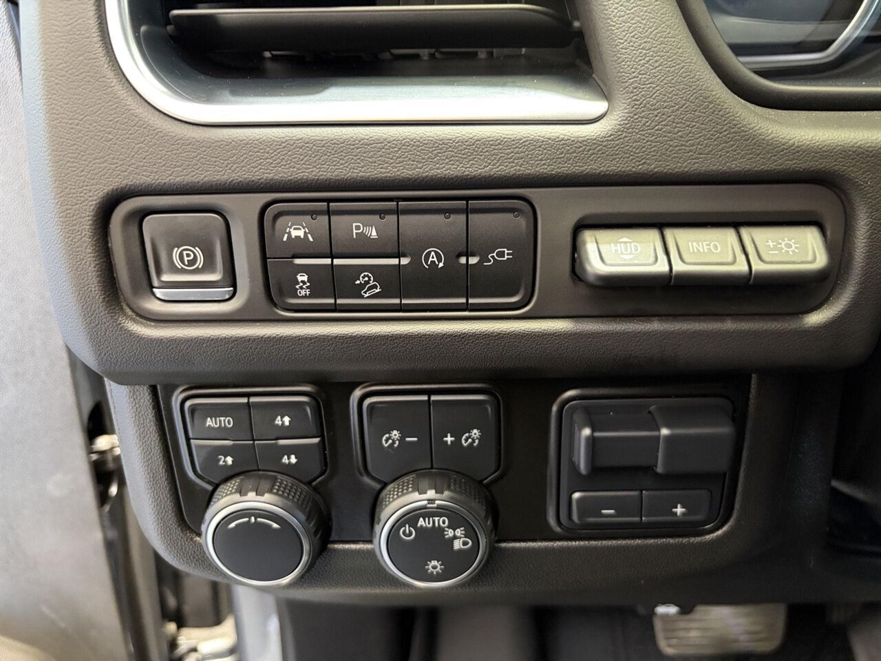 2021 Chevrolet Tahoe Premier   - Photo 15 - Victorville, CA 92392