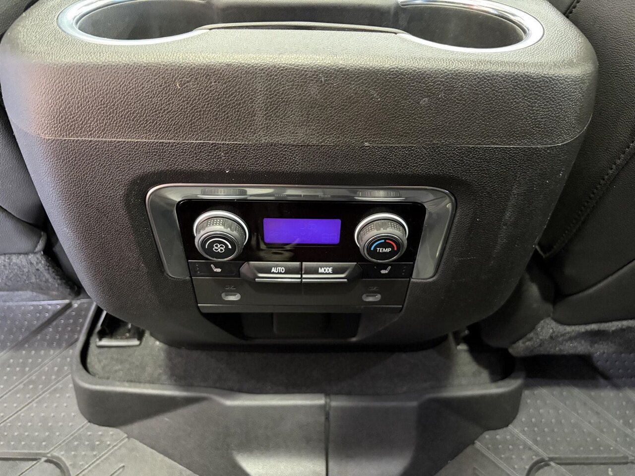 2021 Chevrolet Tahoe Premier   - Photo 23 - Victorville, CA 92392