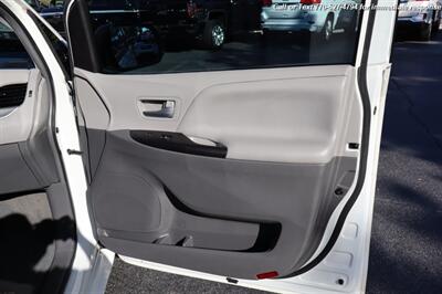 2017 Toyota Sienna LE 8-Passenger   - Photo 26 - Roswell, GA 30075