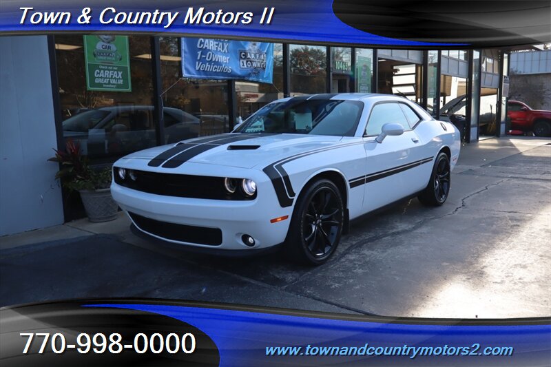 2017 Dodge Challenger SXT's photo