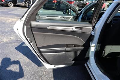 2017 Ford Fusion Hybrid SE   - Photo 18 - Roswell, GA 30075