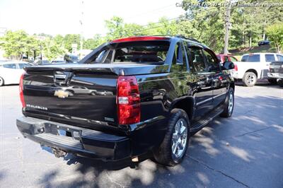 2011 Chevrolet Avalanche LTZ  Extra Clean Inside & out! - Photo 6 - Roswell, GA 30075