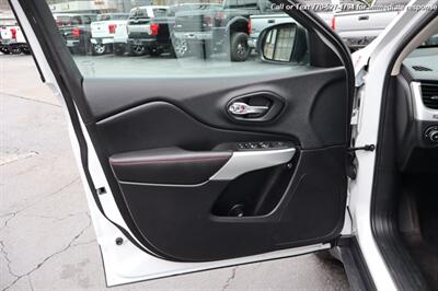 2018 Jeep Cherokee Trailhawk   - Photo 11 - Roswell, GA 30075