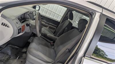 2009 Chrysler Town & Country LX   - Photo 11 - Butler, PA 16001