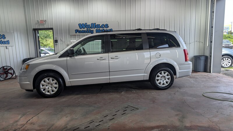 2009 Chrysler Town & Country LX   - Photo 1 - Butler, PA 16001