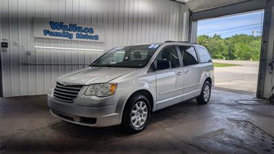 2009 Chrysler Town & Country LX   - Photo 2 - Butler, PA 16001