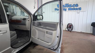 2009 Chrysler Town & Country LX   - Photo 14 - Butler, PA 16001