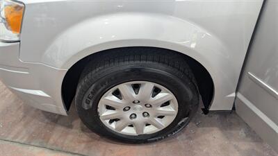 2009 Chrysler Town & Country LX   - Photo 9 - Butler, PA 16001