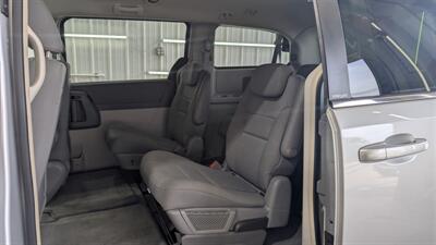 2009 Chrysler Town & Country LX   - Photo 12 - Butler, PA 16001
