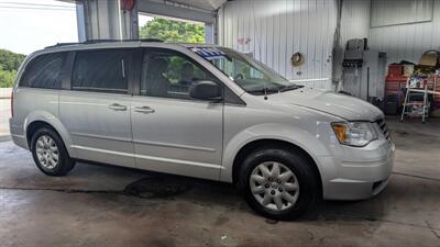 2009 Chrysler Town & Country LX   - Photo 6 - Butler, PA 16001