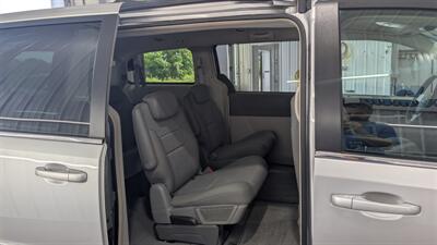 2009 Chrysler Town & Country LX   - Photo 16 - Butler, PA 16001