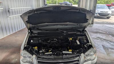 2009 Chrysler Town & Country LX   - Photo 8 - Butler, PA 16001