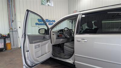 2009 Chrysler Town & Country LX   - Photo 10 - Butler, PA 16001