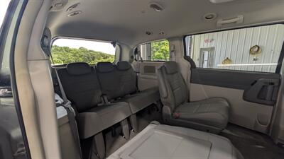 2009 Chrysler Town & Country LX   - Photo 17 - Butler, PA 16001