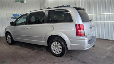 2009 Chrysler Town & Country LX   - Photo 3 - Butler, PA 16001