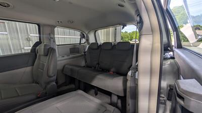2009 Chrysler Town & Country LX   - Photo 13 - Butler, PA 16001