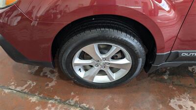 2014 Subaru Outback 2.5i Limited   - Photo 8 - Butler, PA 16001