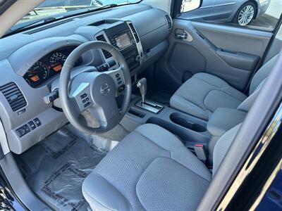 2017 Nissan Frontier SV Crew Cab 4X4   - Photo 8 - Butler, PA 16001
