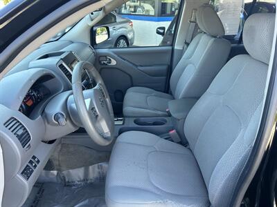 2017 Nissan Frontier SV Crew Cab 4X4   - Photo 7 - Butler, PA 16001