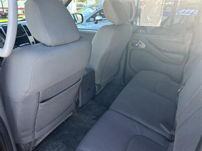 2017 Nissan Frontier SV Crew Cab 4X4   - Photo 13 - Butler, PA 16001