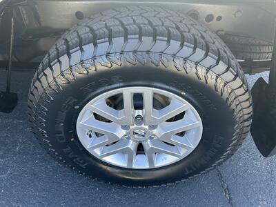 2017 Nissan Frontier SV Crew Cab 4X4   - Photo 14 - Butler, PA 16001