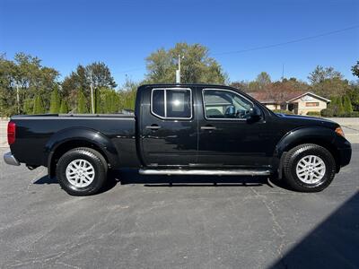 2017 Nissan Frontier SV Crew Cab 4X4   - Photo 4 - Butler, PA 16001