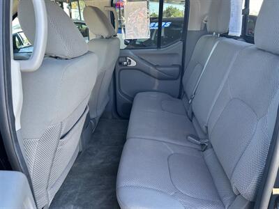 2017 Nissan Frontier SV Crew Cab 4X4   - Photo 12 - Butler, PA 16001