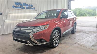 2019 Mitsubishi Outlander SE   - Photo 2 - Butler, PA 16001