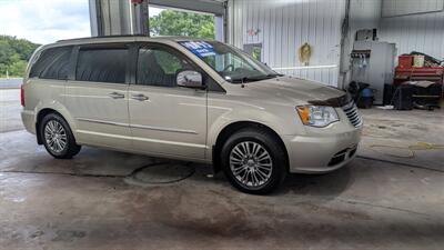 2014 Chrysler Town and Country Touring-L   - Photo 5 - Butler, PA 16001
