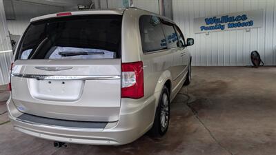 2014 Chrysler Town and Country Touring-L   - Photo 4 - Butler, PA 16001