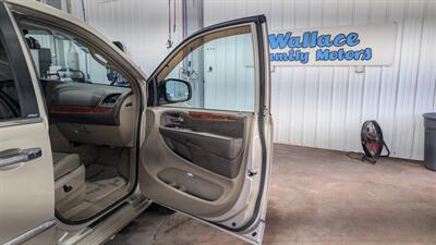 2014 Chrysler Town and Country Touring-L   - Photo 14 - Butler, PA 16001