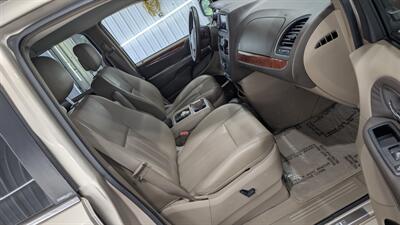 2014 Chrysler Town and Country Touring-L   - Photo 15 - Butler, PA 16001