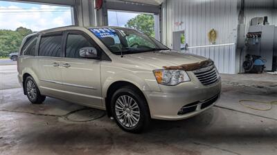 2014 Chrysler Town and Country Touring-L   - Photo 6 - Butler, PA 16001