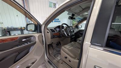 2014 Chrysler Town and Country Touring-L   - Photo 20 - Butler, PA 16001