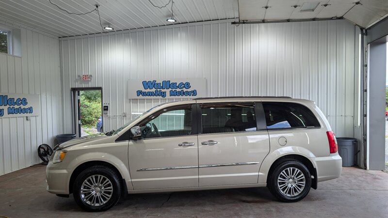 2014 Chrysler Town and Country Touring-L   - Photo 1 - Butler, PA 16001
