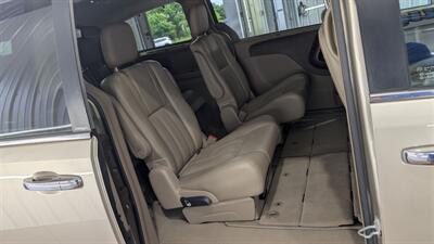 2014 Chrysler Town and Country Touring-L   - Photo 16 - Butler, PA 16001