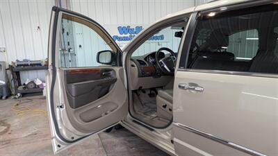 2014 Chrysler Town and Country Touring-L   - Photo 10 - Butler, PA 16001