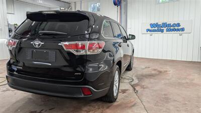 2016 Toyota Highlander LE   - Photo 4 - Butler, PA 16001