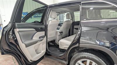 2016 Toyota Highlander LE   - Photo 12 - Butler, PA 16001