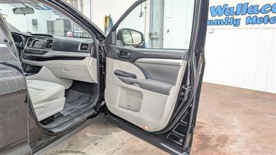 2016 Toyota Highlander LE   - Photo 15 - Butler, PA 16001