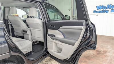 2016 Toyota Highlander LE   - Photo 17 - Butler, PA 16001