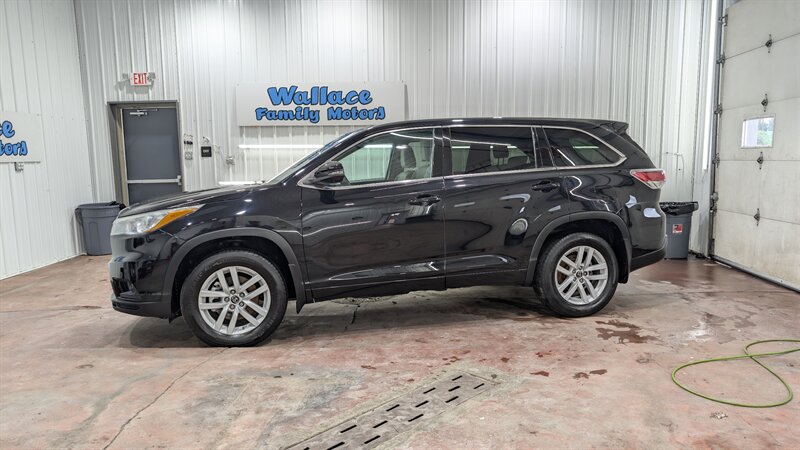 2016 Toyota Highlander LE   - Photo 1 - Butler, PA 16001