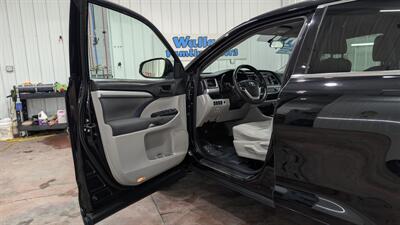 2016 Toyota Highlander LE   - Photo 10 - Butler, PA 16001