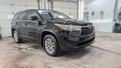 2016 Toyota Highlander LE   - Photo 6 - Butler, PA 16001